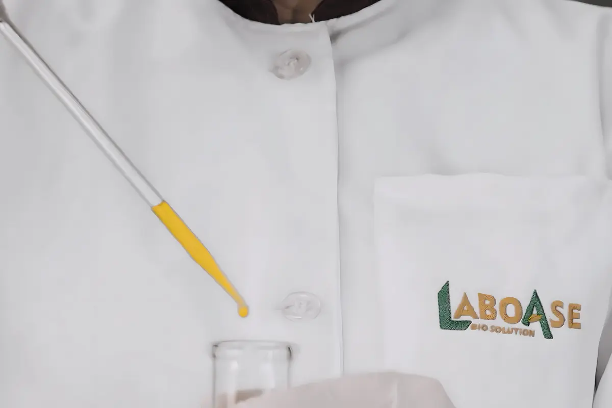 Procedimento laboratorial com pipeta em instalação LABOASE