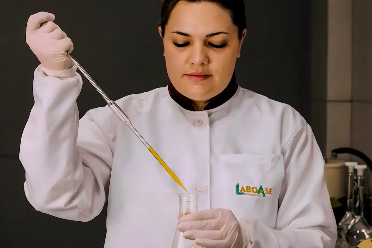 Análise de amostra líquida em laboratório LABOASE